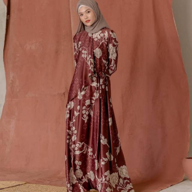 wearing klamby dress Gaharu maroon size XL NEW