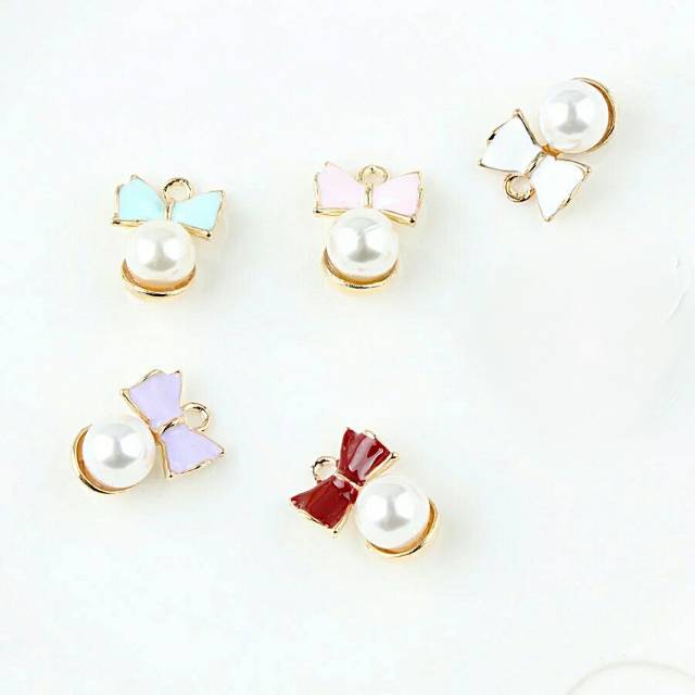 Charm pearl bow