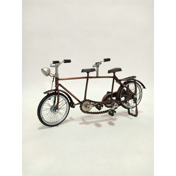 Miniatur sepeda tandem