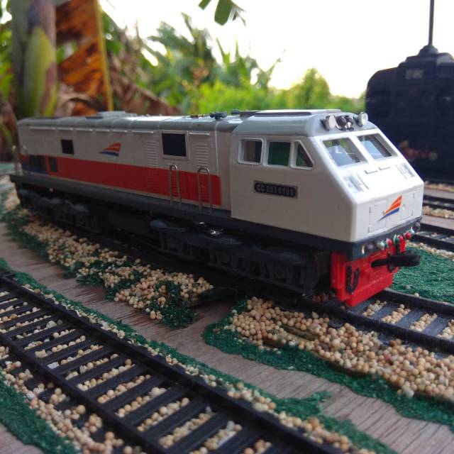 Miniatur lokomotif cc203 remot control