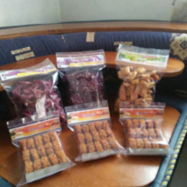 

Cemilan dan oleh2 khas kuningan