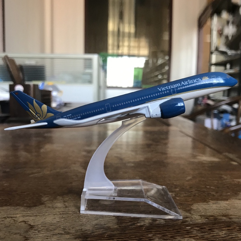 Model Pesawat Terbang Vietnam Airlines Boeing 777 787 A350 Airbus 320 Bahan Alloy Ukuran 16CM