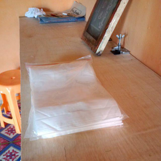 20x25 +5 Plastik Klip Plong Gagang Handle Bening / Hitam / Putih Stb