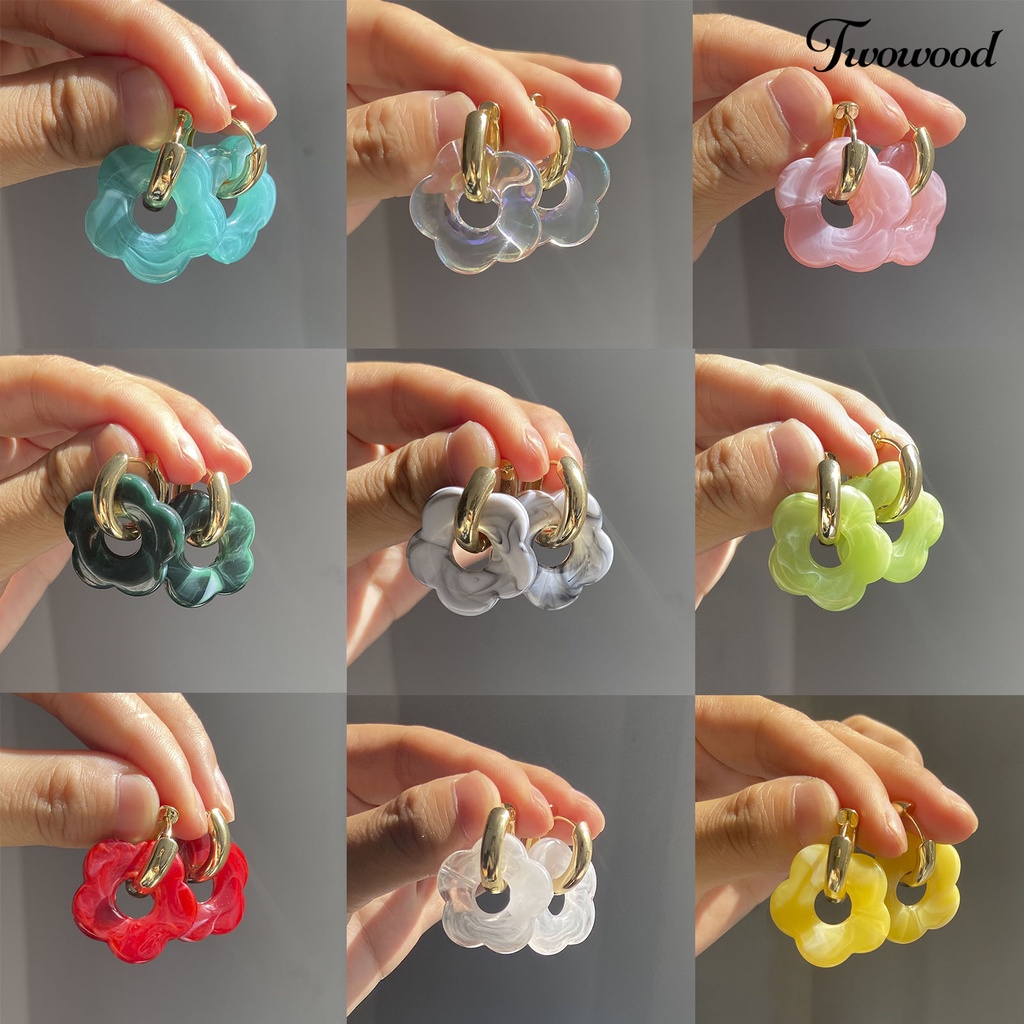 1 Pasang Anting Bentuk Bunga Model Hollow Out Bahan Resin Untuk Wanita