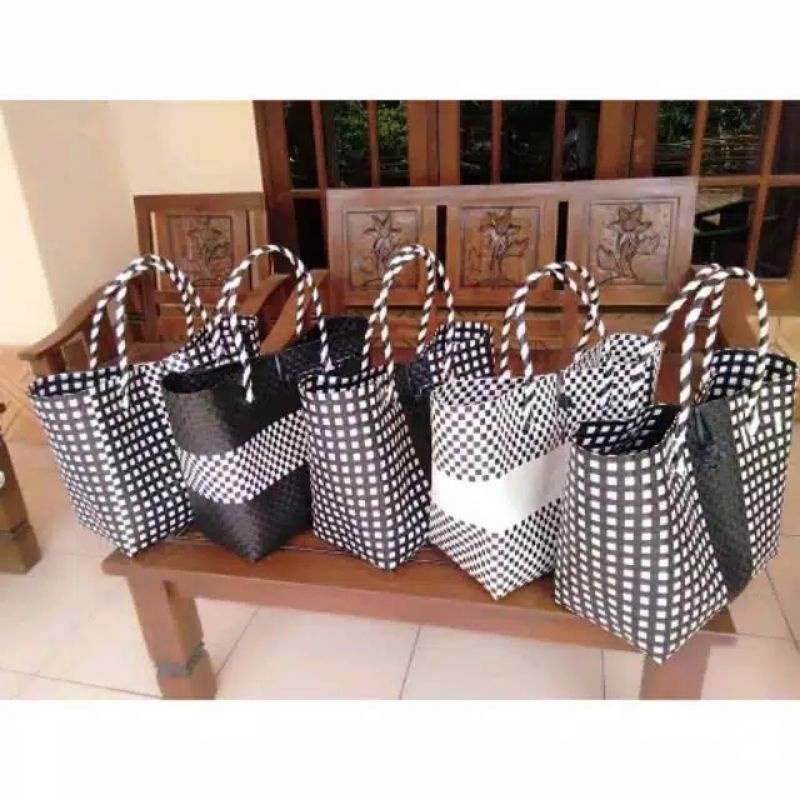 TAS ANYAMAN MONOCHROME/TAS ANYAMAN BLONG HITAM PUTIH