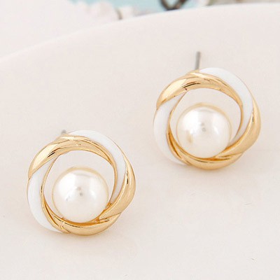 LRC Anting Tusuk Exquisite Color Pearl Decorated Simple Design Alloy Stud Earrings A4011