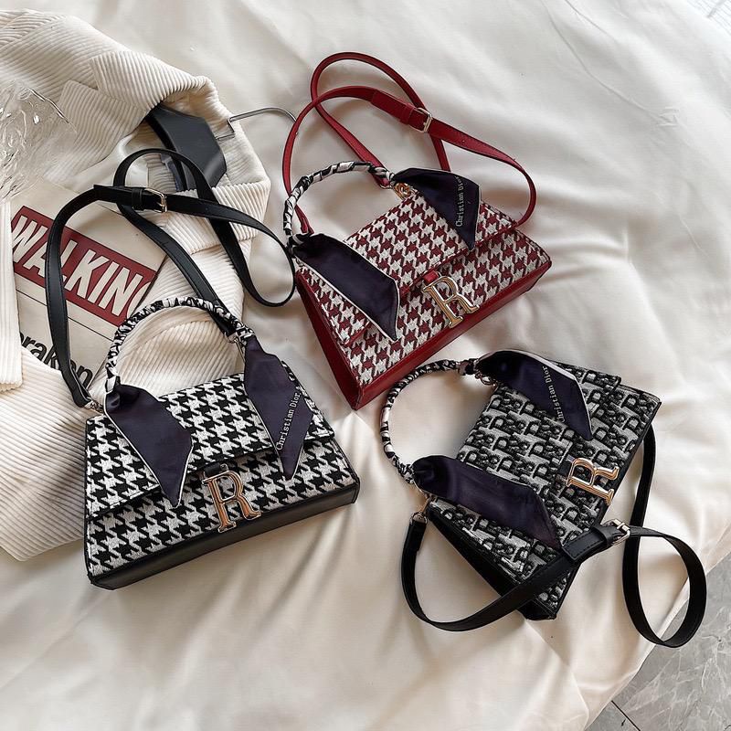 

Kode: ELJ 5070 IDR : 144 rbukuran: 14 x 22 x 9 cm Bahan : Kain Warna : Black, White, Red