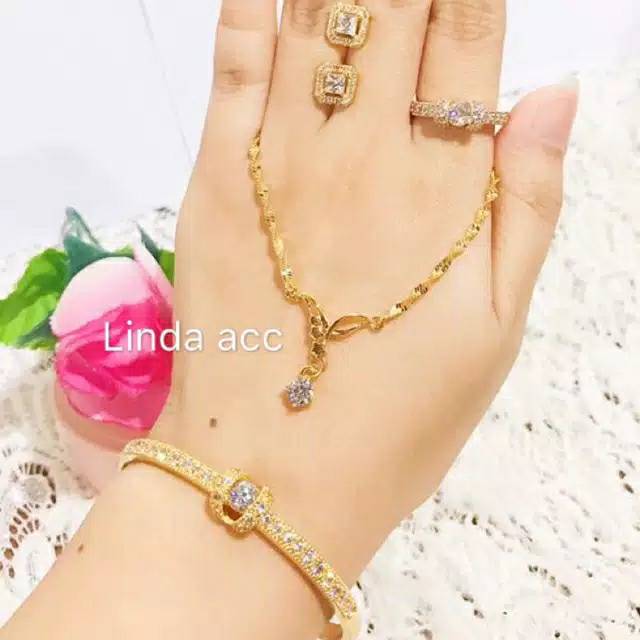 Satu set perhiasan emas 24karat