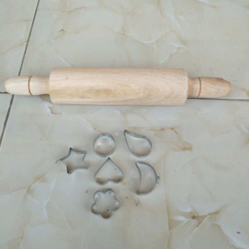 Roller Kayu Penggilas Adonan Gratis Aneka Cetakan Kue kering 6 Pcs