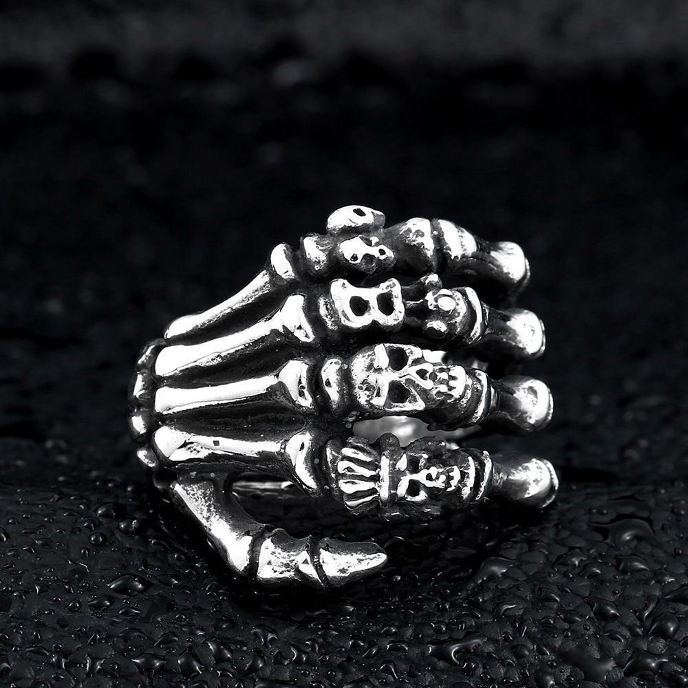 Cincin Bentuk Tangan Tengkorak Bahan Stainless Steel Gaya Vintage Gothic Punk Untuk Pria
