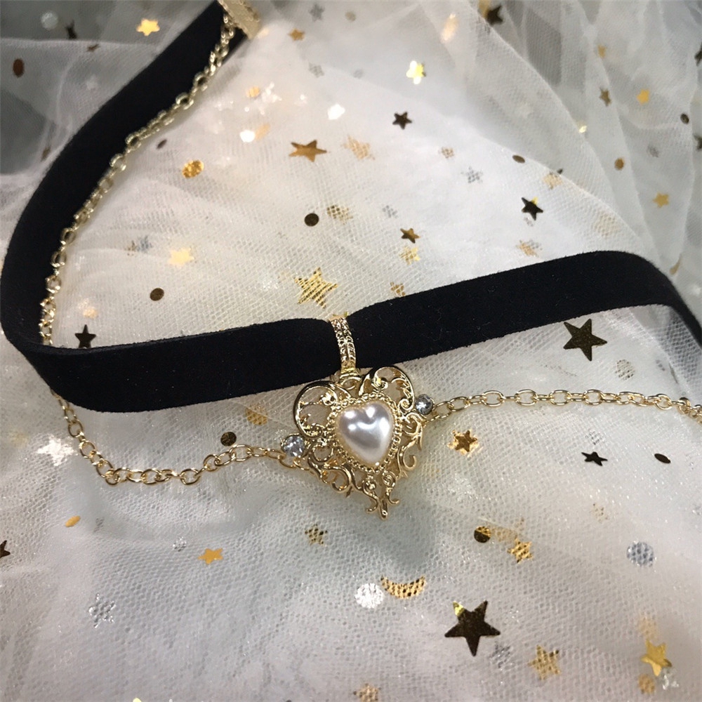 【COD Tangding】Retro Girl Choker Golden Peach Heart Velvet Chain Pendant Necklace