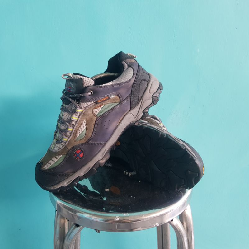 Sepatu Outdoor Second Helly Hansen 42