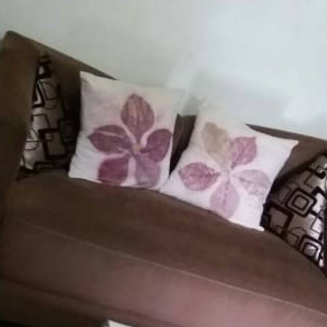 Sarung bantal dan taplak meja ecoprint