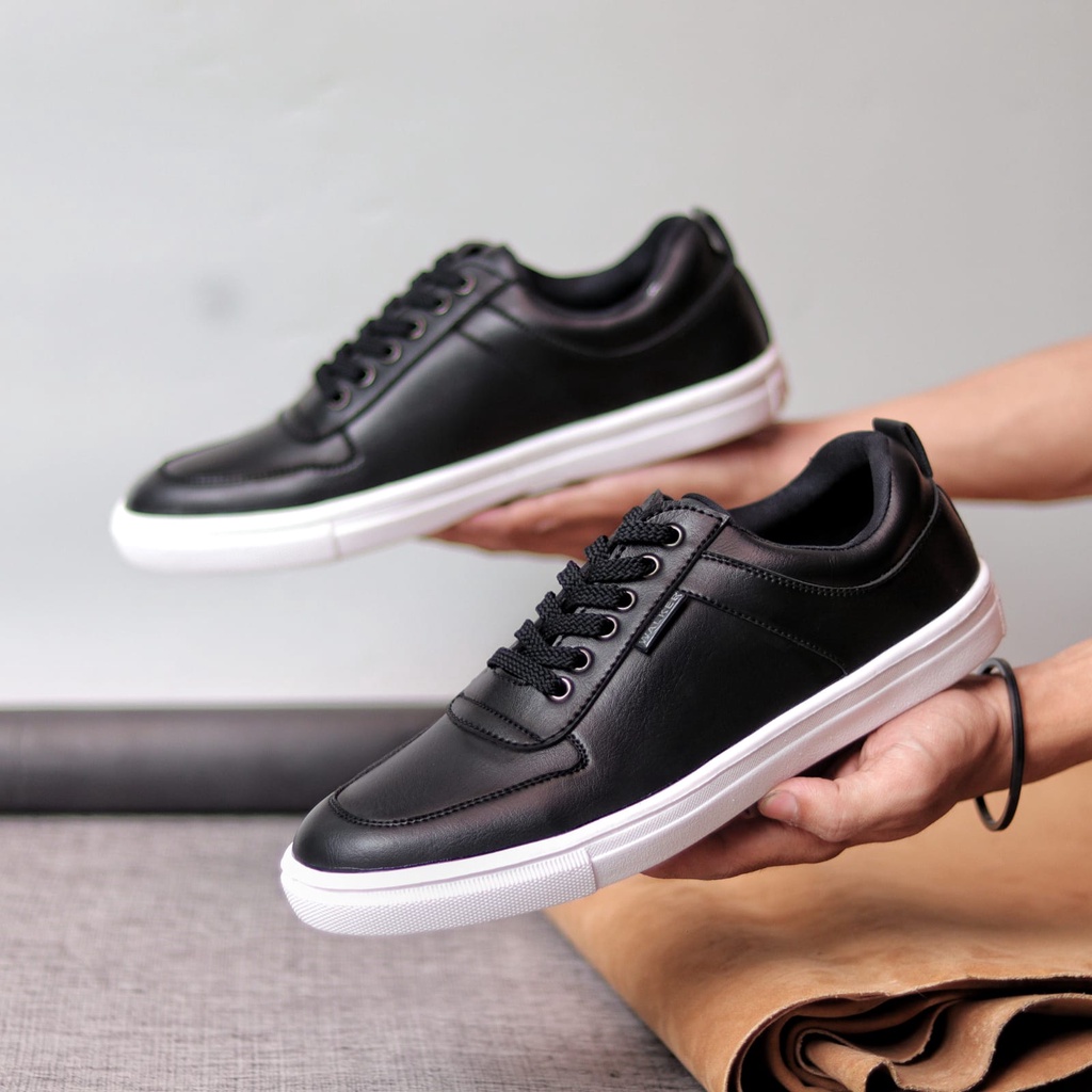 MOLK Sepatu Casual Sneakers Hitam Tali Original Branded Simple Gaya Footwear