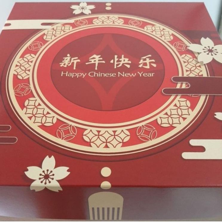 

Ready P9THH Box Imlek 22x22x10 Kotak Dus Tempat Kue Cake Imlek CNY Hampers Box Sincia 97 Murah Bange