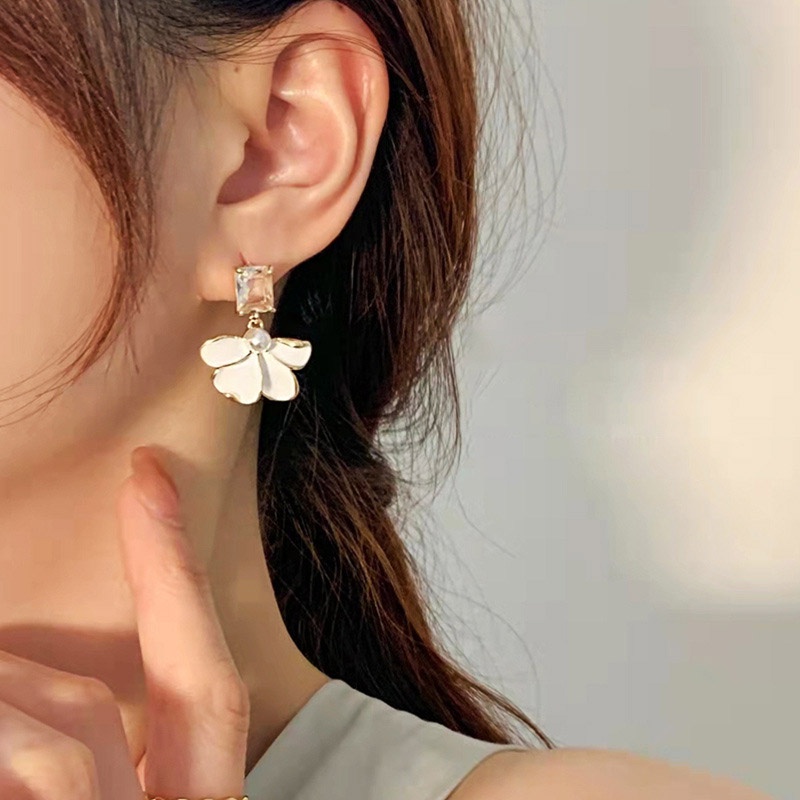 Anting Tusuk Motif Bunga Klasik Elegan Ala Perancis / Retro Warna Putih Untuk Wanita