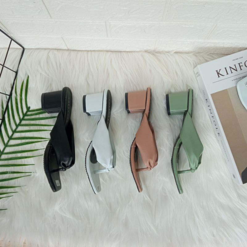 Sandal  jepit Wanita/High heels Hak Tahu Pesta Casual 5Cm/Sandal Lebaran Wanita Kekinian Terbaru Murah/hils Wanita/Wedges Wanita 5cm/Selop Wanita Pesta/Cod/Bisa Bayar Di Tempat/Gratis Ongkir/Chellltic 026 Putih/Sendal Selop Wanita import Bukan Zara