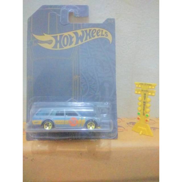 Hotwheels datsun 510 wagon