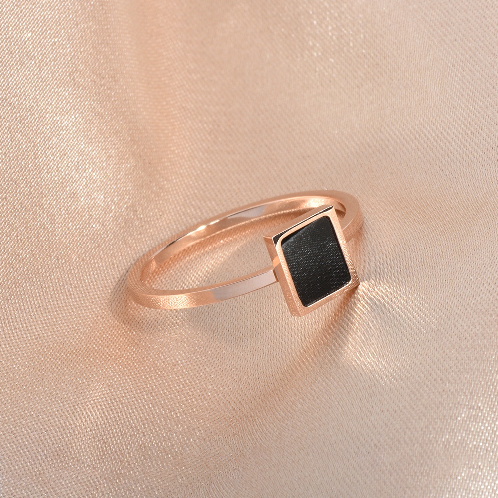 Titanium Retro Geometris Tekstur Persegi Rose Gold dengan Cincin Jari Indeks Shell Hitam untuk Wanita