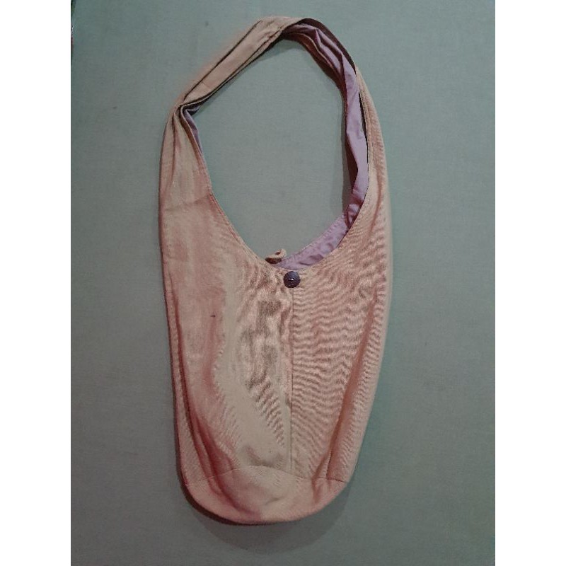 Tas selempang warna hijau kecoklatan