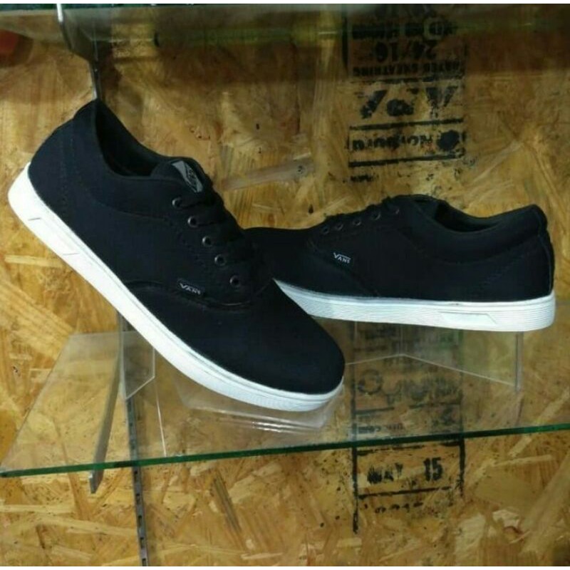 sepatu  murah hitam putih