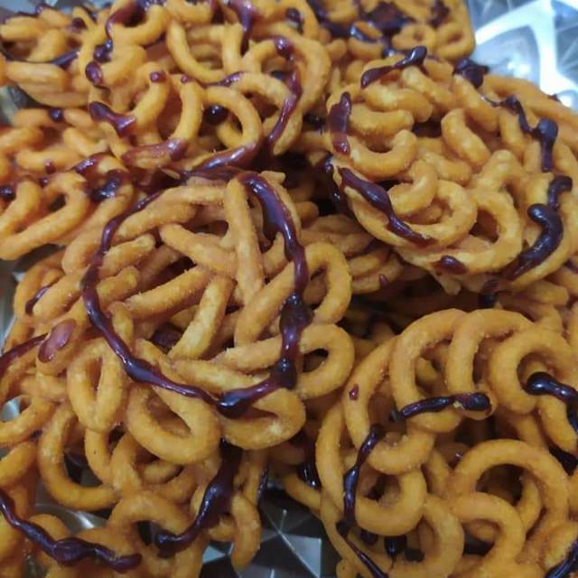 

KERUPUK MIE KERITING TOPING CARAMEL