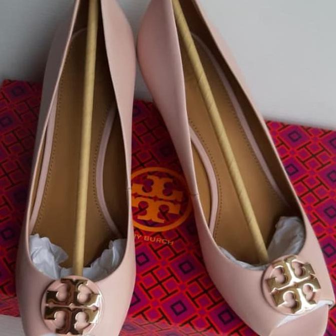 ~ PROMO TERBATAS SEPATU CEWEK MURAH~ SEPATU TORY BURCH CLAIRE WEDGE 65MM OPEN TOE SHELL PINK GHW