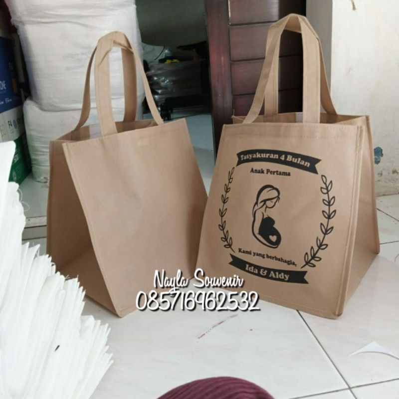 

tas souvenir 4 bulanan custom/tas spunbond sablon nama/muat box nasi 22x22 cm
