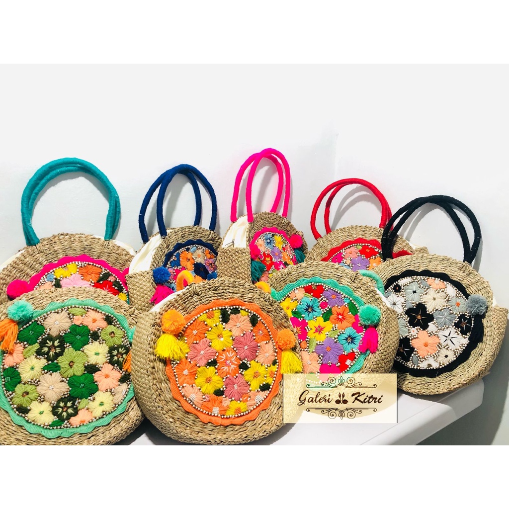 GALERIKITRI  TAS BULAT WANITA KERAJINAN ANYAMAN JERAMI RAJUT MANIK MANIK POMPOM  BALI TAS BANGKOK