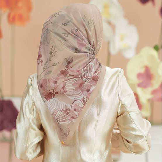 [New With Tag & Box] Buttonscarves Sarah Sofyan The Orchide Series Ruby Tan Pearl Orchid