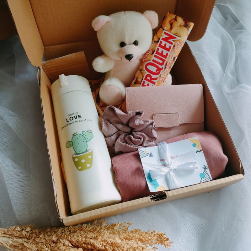 

PAKET HADIAH HAMPERS HIJAB SQUARE KADO ULANG TAHUN CEWEK HADIAH PACAR KADO ANNIVERSERY