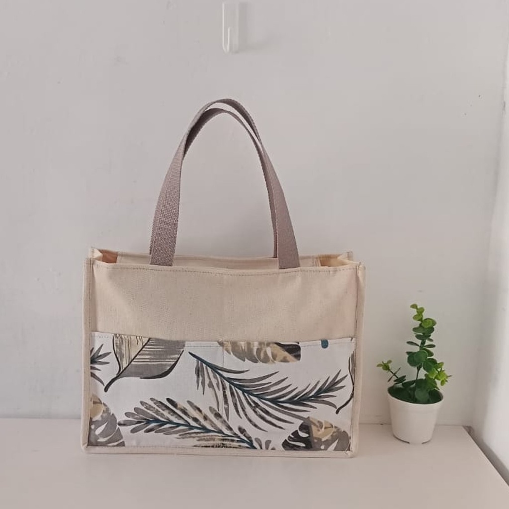 RIENS COLLECTIONS. TAS GONI WANITA KOMBINASI KANVAS MOTIF FLORAL LATAR PUTIH. SOUVENIR JOGJA