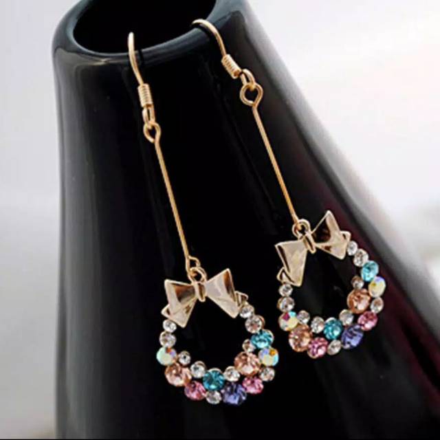 Anting Tusuk Gantung Pita Berlian
