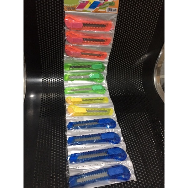 

pisau cater warna