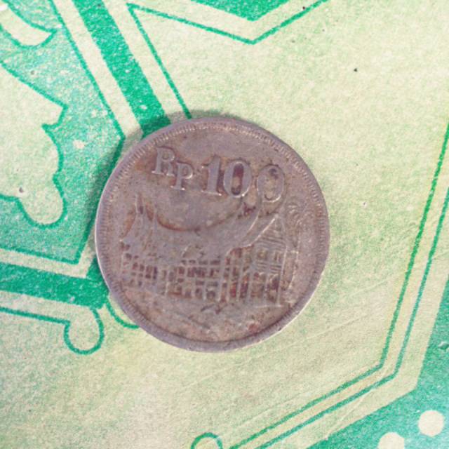 Uang logam 100 perak tahun 1973 koleksi pribadi