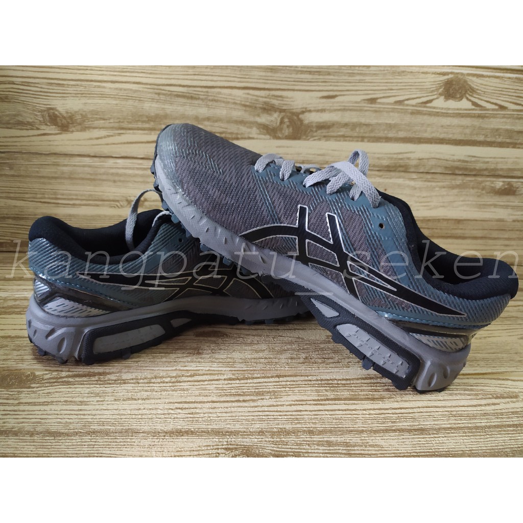 Sepatu olahraga bekas original second Asics badminton, voli.