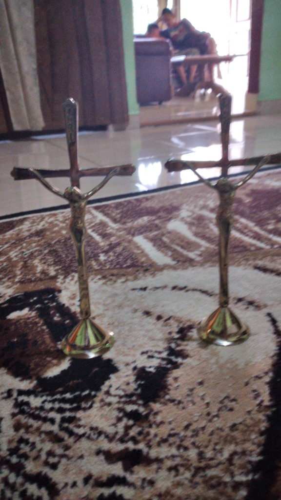 Salip Meja Salib Duduk Salib Dinding Kuningan