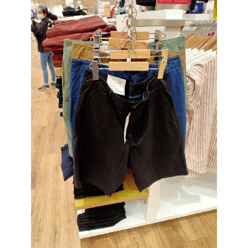 UNIQLO CELANA PENDEK CHINO UNTUK PRIA