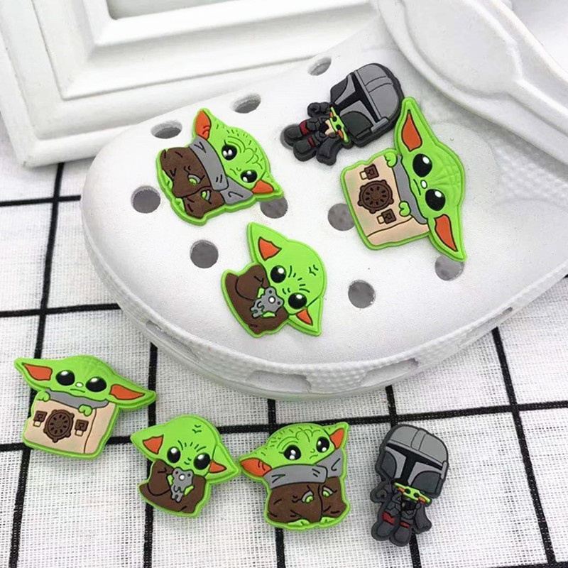 Crocs Pin 1pcs Yoda yang lucu shoe charms decorate sandal accessories  Jibbitz Bahan DIY Dapat Dilepas Hadiah Anak