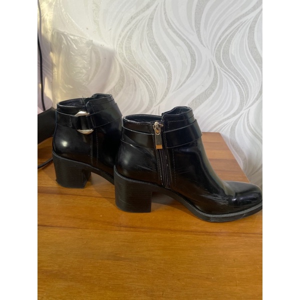 sepatu boot ZARA dengan heels warna hitam