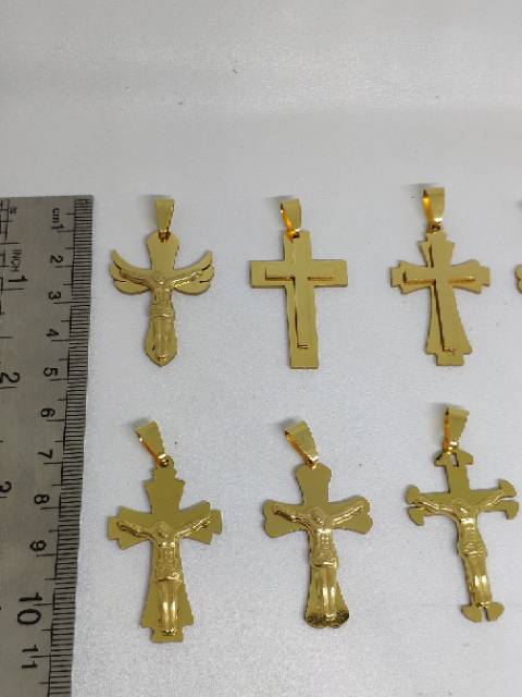 Liontin salib warna emas bahan titanium