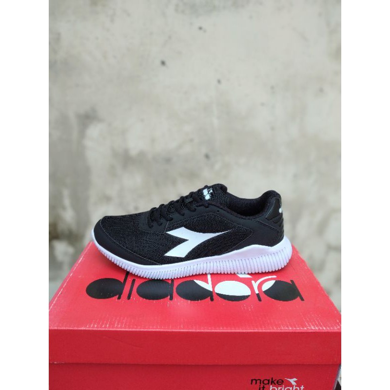 Diadora Eagle Hitam Putih Cowok
