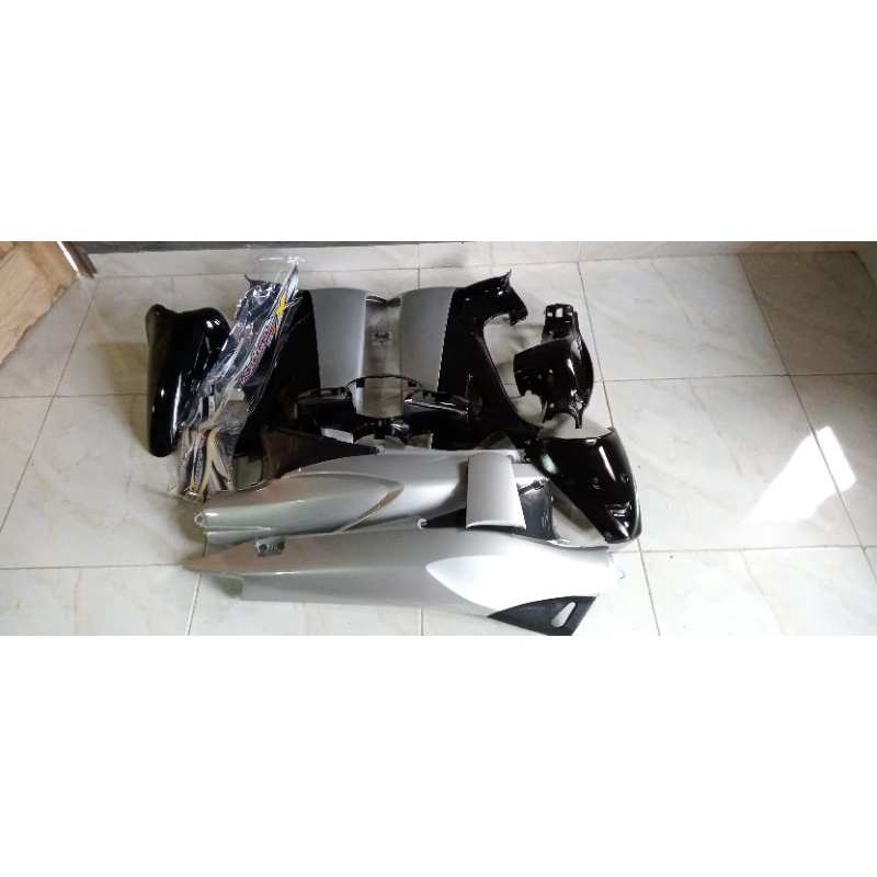 Jual paket cover body kharisma X/D full body halus hitam dan silver