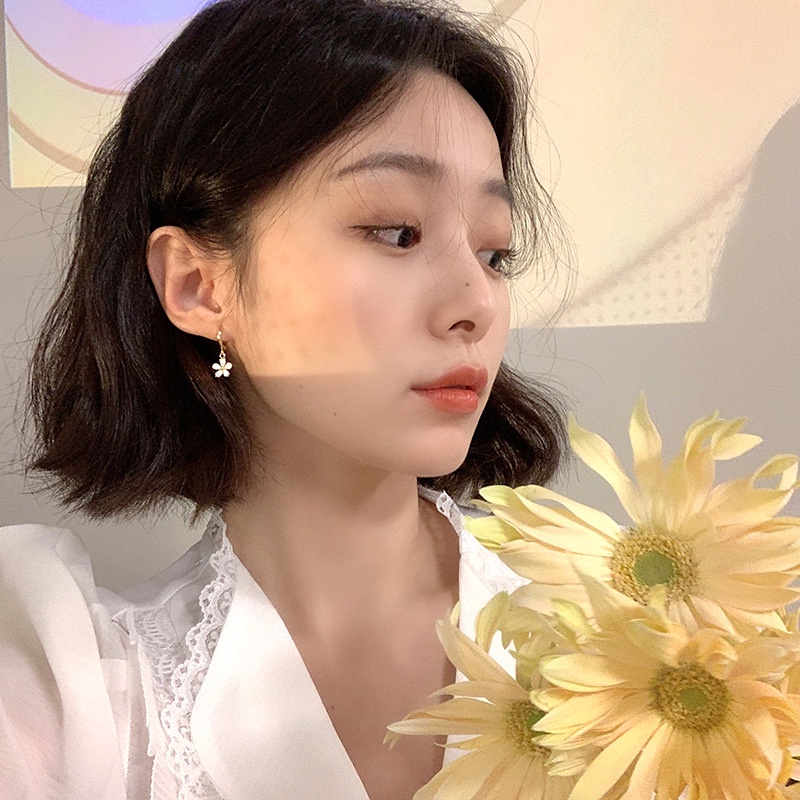 We Flower Anting Hoop Emas 14K Desain Bunga Daisy Kecil Putih Gaya Korea Untuk Wanita