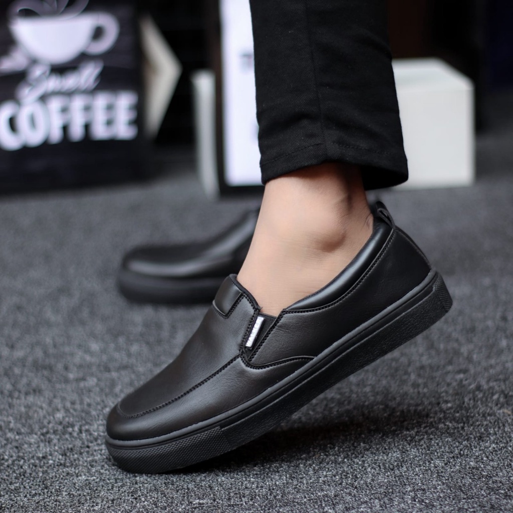 OTTA Sepatu Kasual Casual Slip On Pria Kerja Kulit Sintetik Model Slop Original Brand Kondangan Hitam