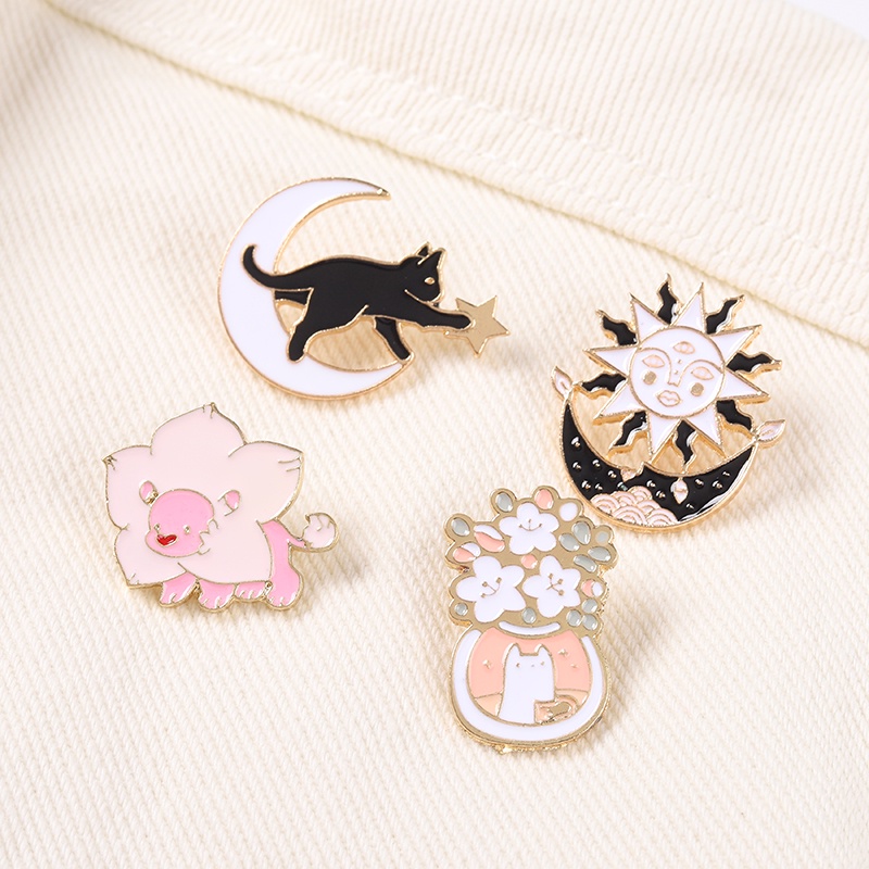 Bros Pin Enamel Bentuk Matahari / Babi / Bulan / Kucing Untuk Aksesoris Pakaian Wanita