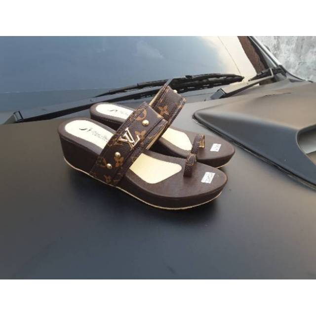 Sandal Wanita Casual Jepit Jempol Lv coklat DV123