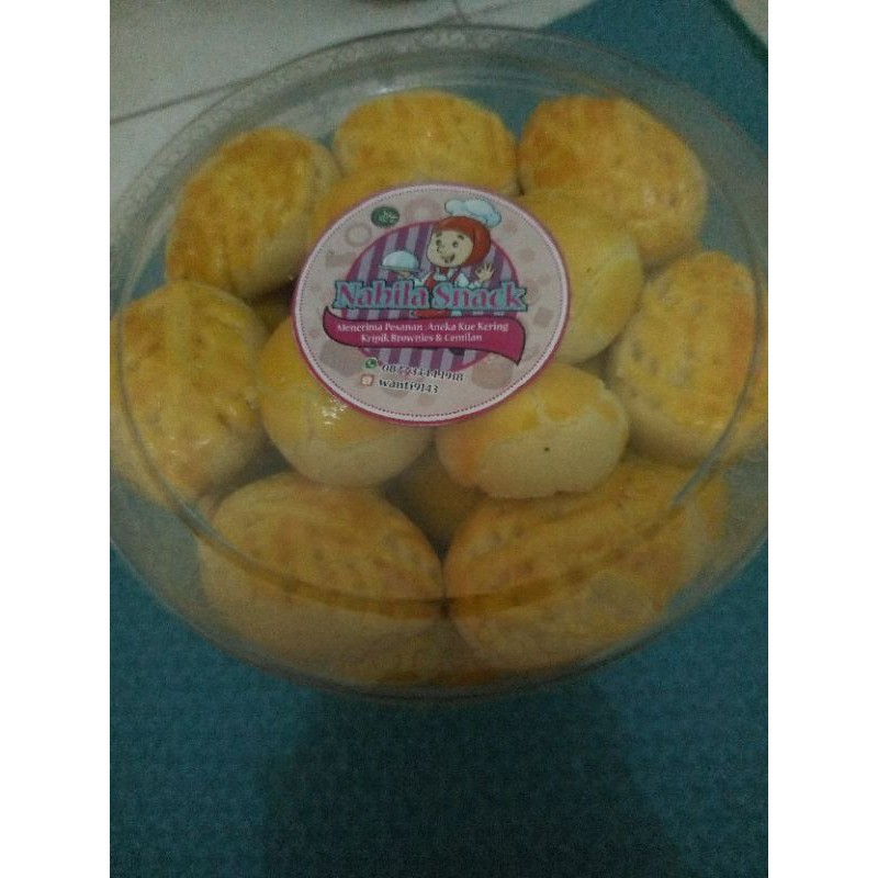 

nastar/ isi sley nanas atau coklat.
