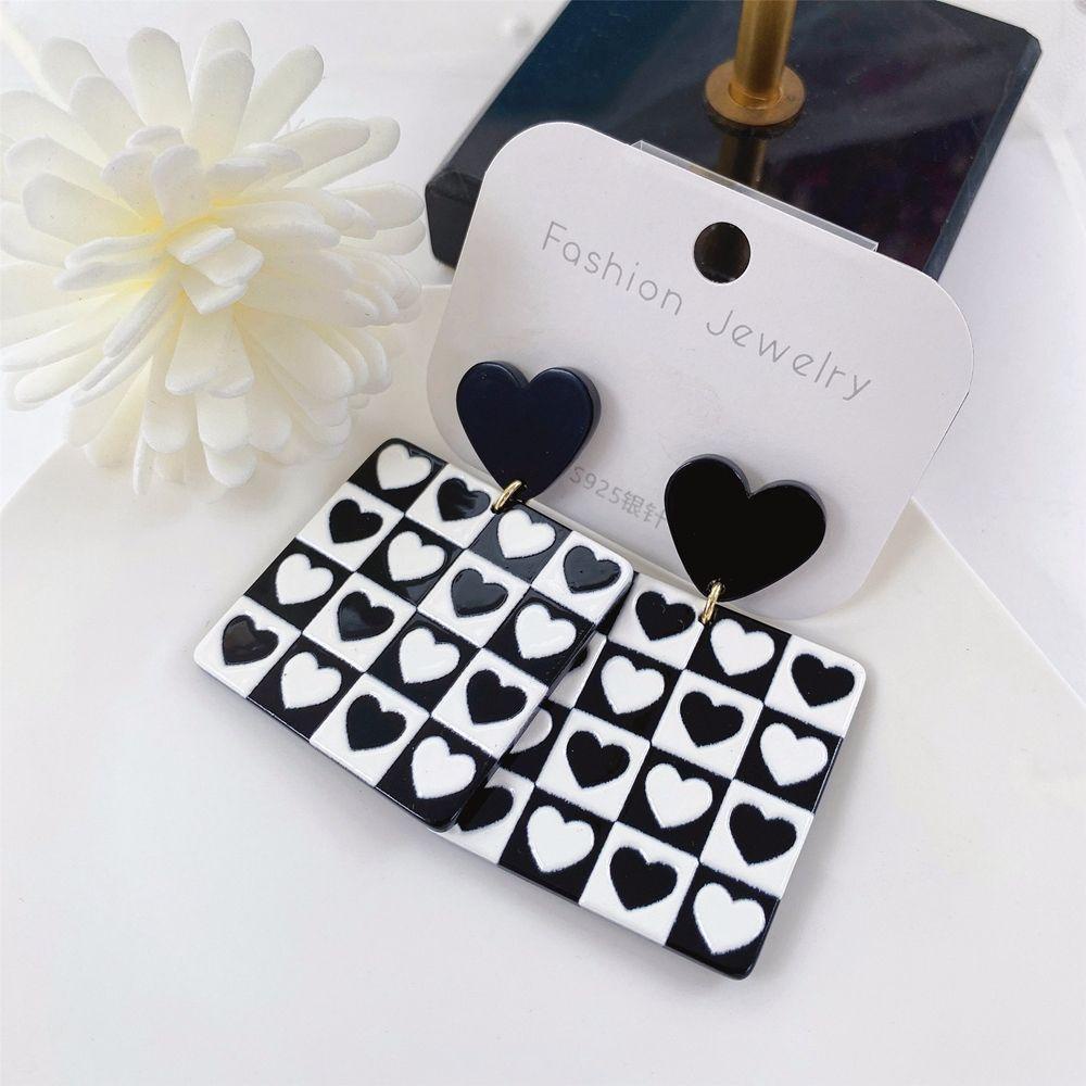 [Elegan] Checkerboard Plaid Earrings Temperamen Hati Sederhana Wanita Anting Perempuan Akrilik Hitam Dan Putih