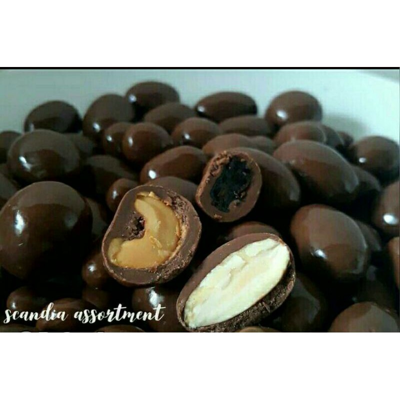 

1kg Coklat Scandia Assortment Coklat Scandia isi mix kacang mede kacang almond dan kismis